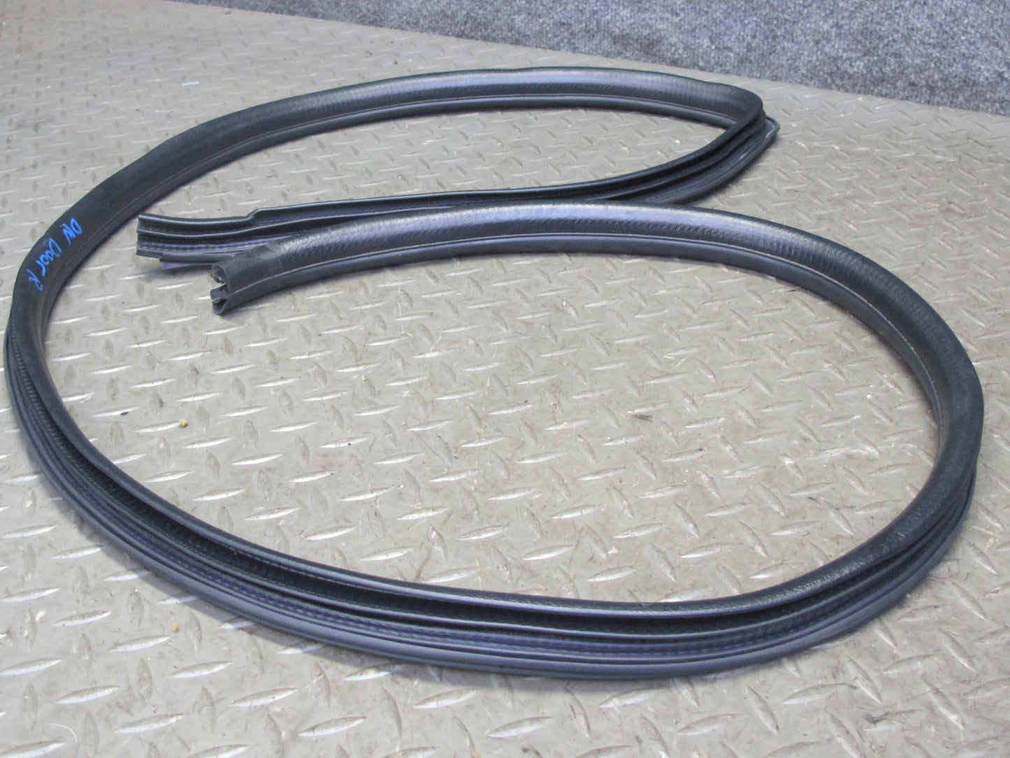 99-01 Isuzu Vehicross Right Passeger Door Weatherstrip Rubber Seal OEM