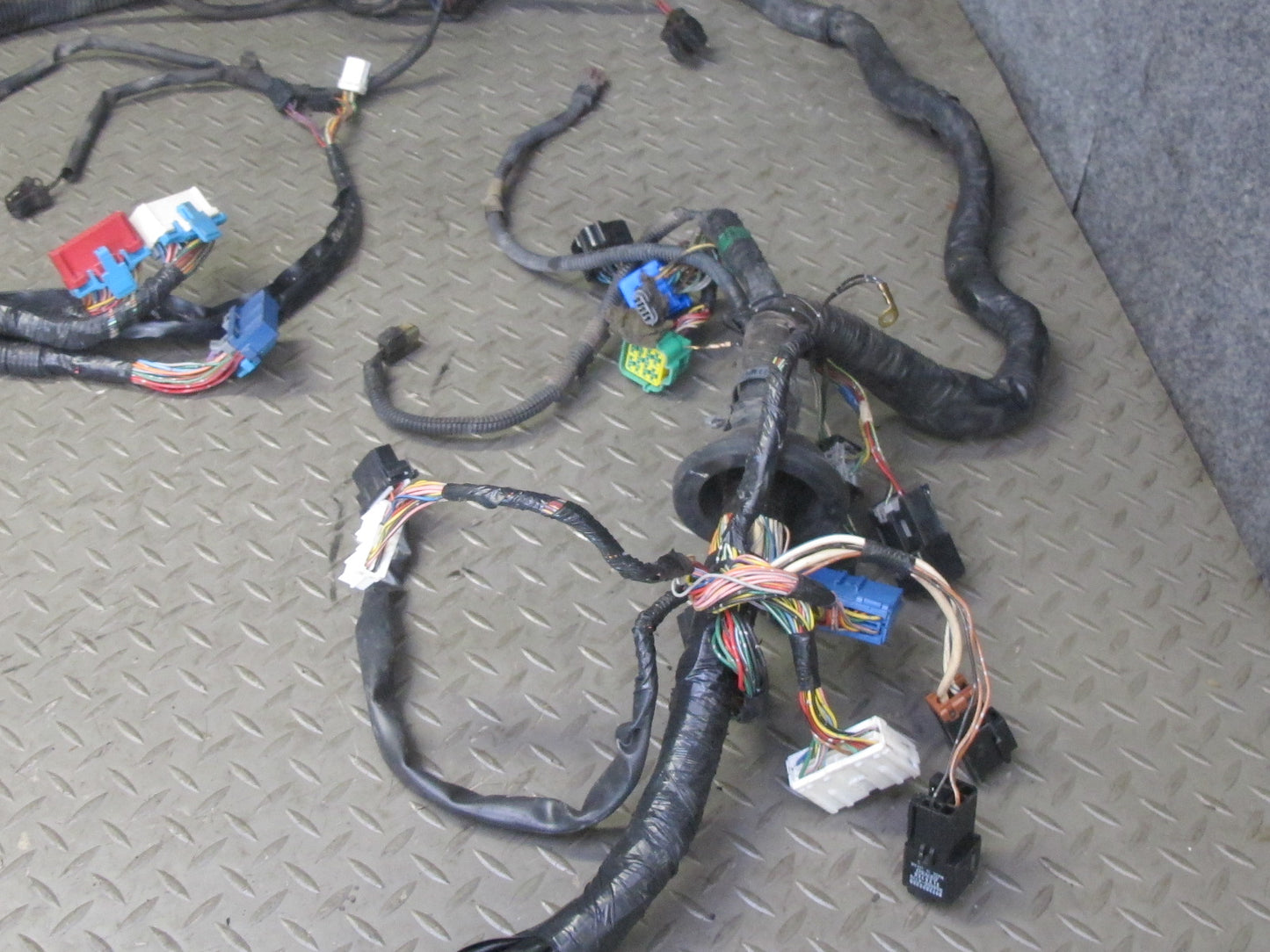 99-01 Isuzu Vehicross A/T Under Hood Engine Bay Wire Wiring Harness Fuse Box OEM