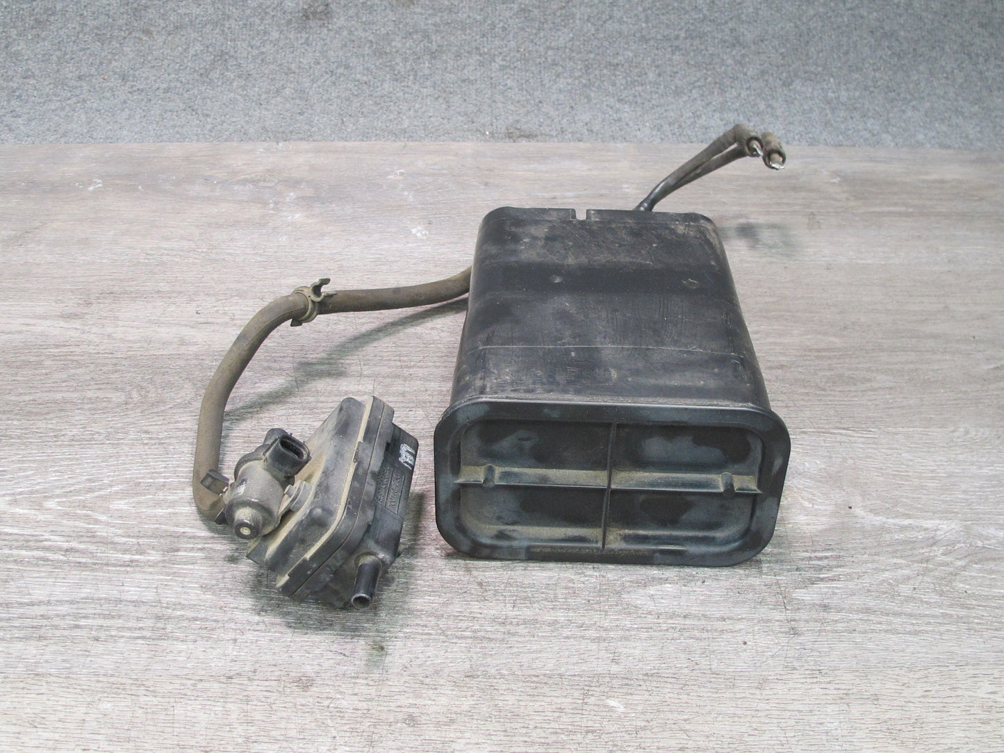 99-01 Isuzu Vehicross Fuel Evap Vapor Charcoal Canister w Valve OEM