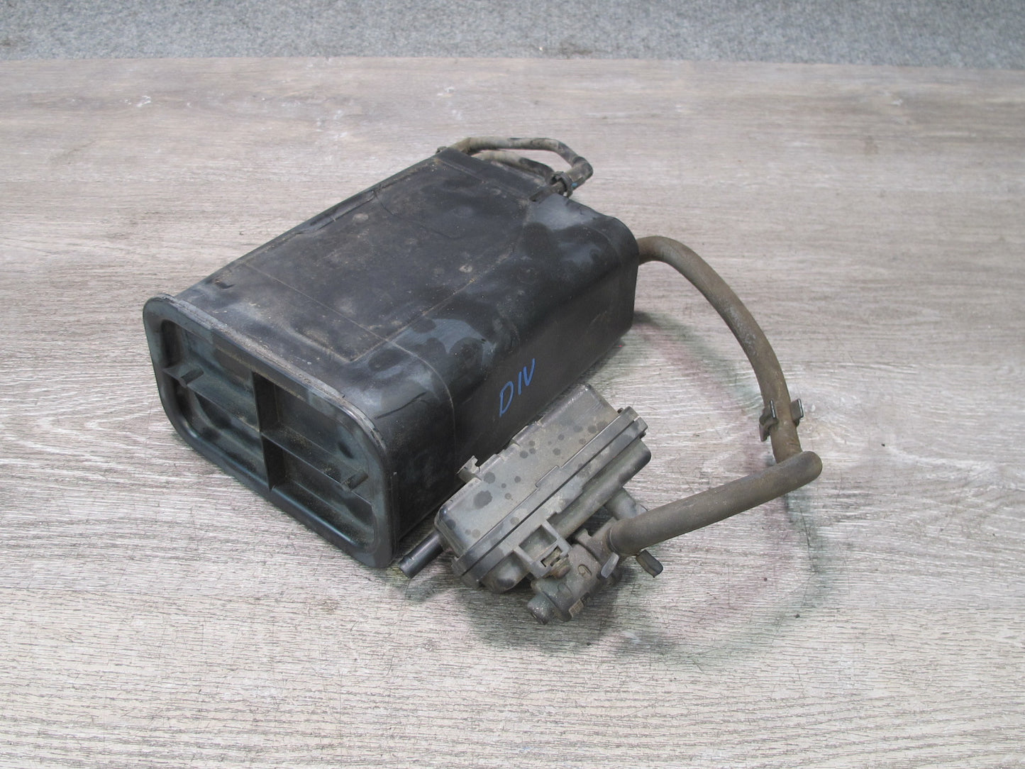 99-01 Isuzu Vehicross Fuel Evap Vapor Charcoal Canister w Valve OEM