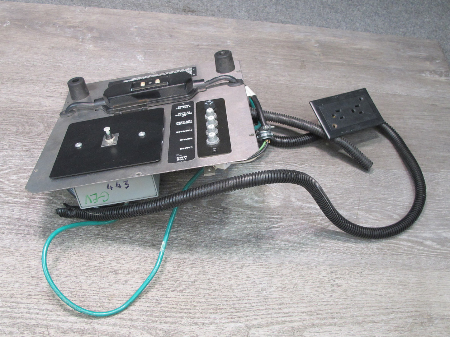 01-03 VW Eurovan T4 Camper Rear 110V Electical Circuit Breaker Fuse Panel OEM
