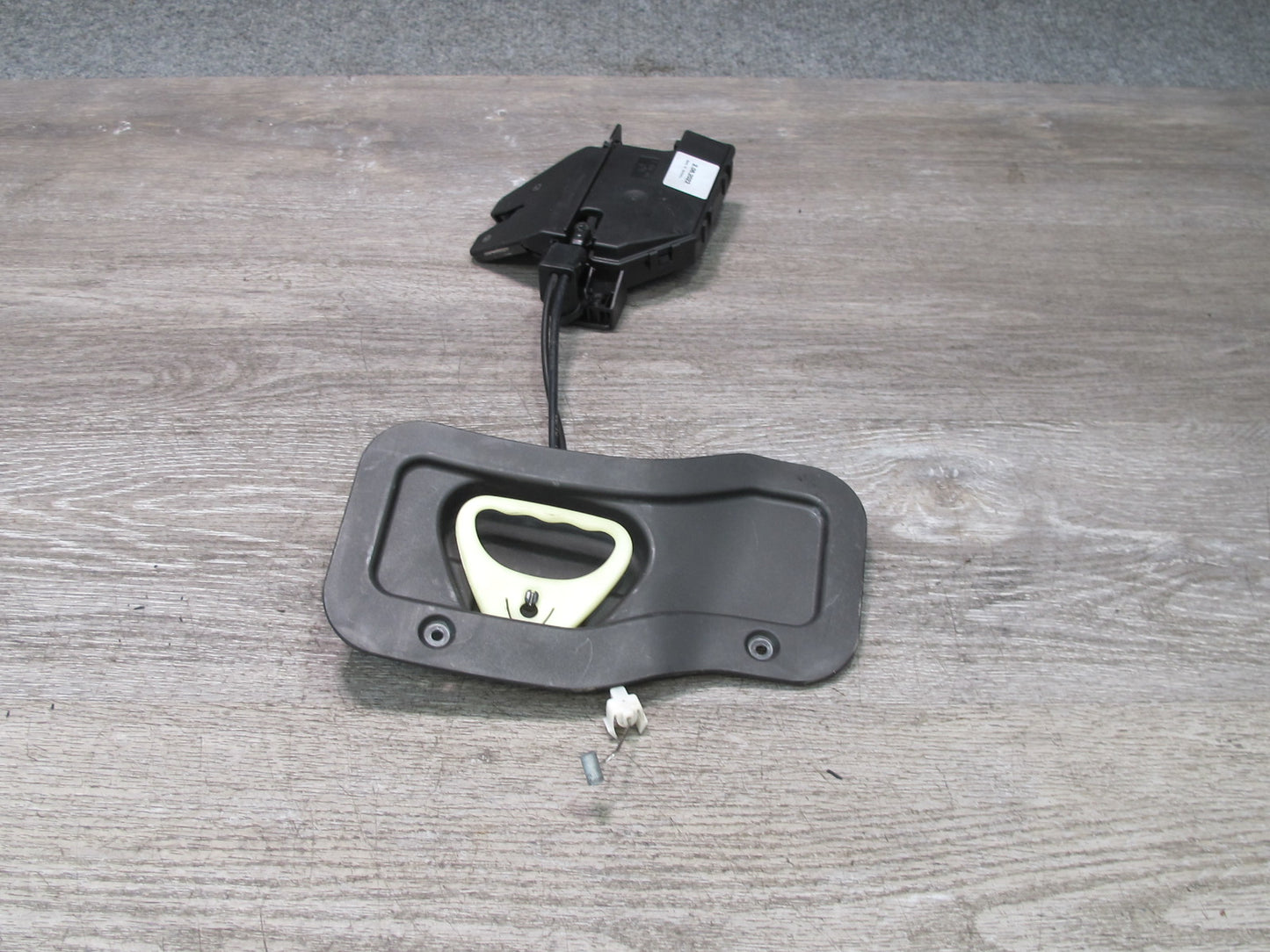 03-08 BMW E85 Z4 Roadster Trunk Lid Lock Latch Actuator w Release & Trim OEM