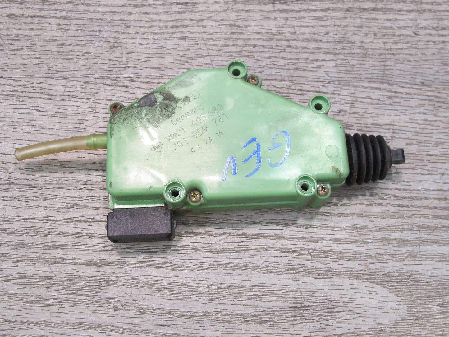 97-03 VW Eurovan T4 Front Left or Right Door Lock Actuator Motor 701959781 OEM
