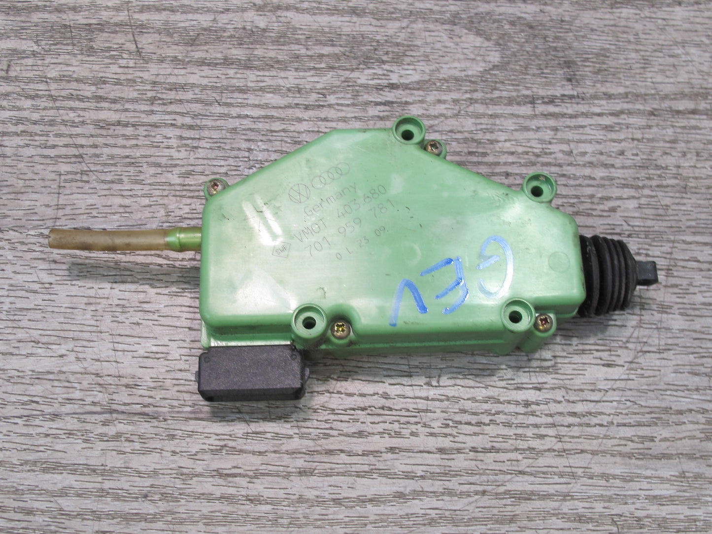 97-03 VW Eurovan T4 Front Left or Right Door Lock Actuator Motor 701959781 OEM