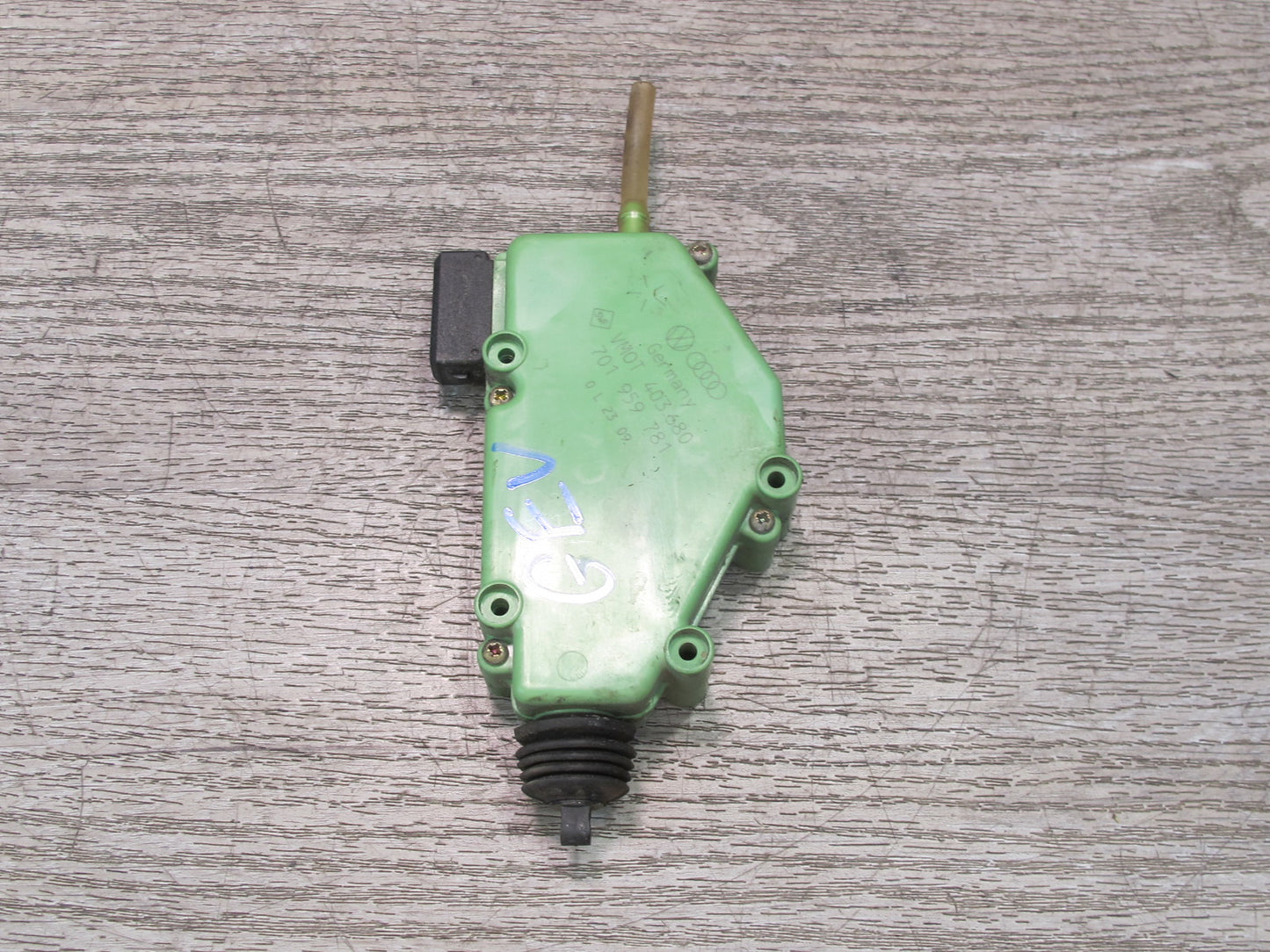 97-03 VW Eurovan T4 Front Left or Right Door Lock Actuator Motor 701959781 OEM