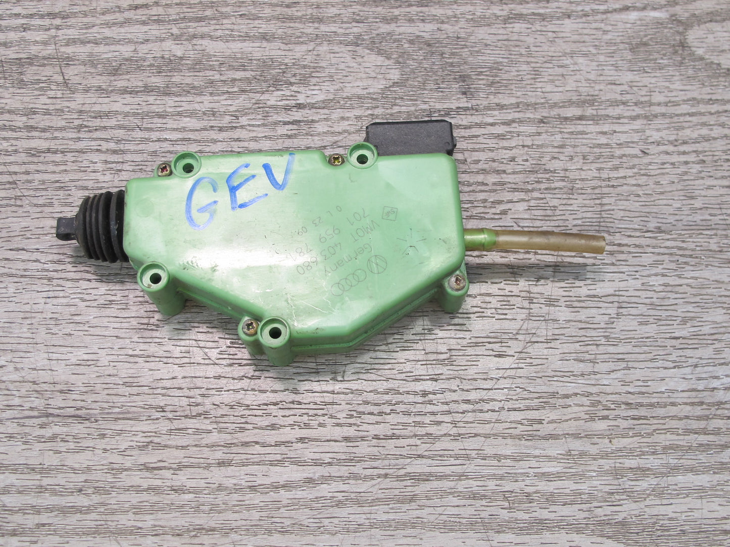 97-03 VW Eurovan T4 Front Left or Right Door Lock Actuator Motor 701959781 OEM