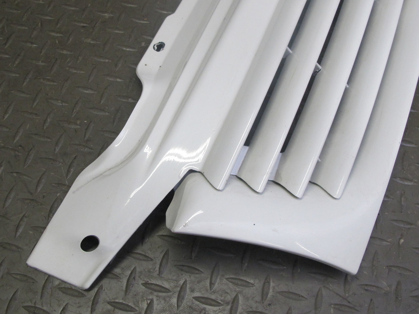 99-03 VW Eurovan T4 Front Radiator Upper Grille Arctic White w Emblem OEM