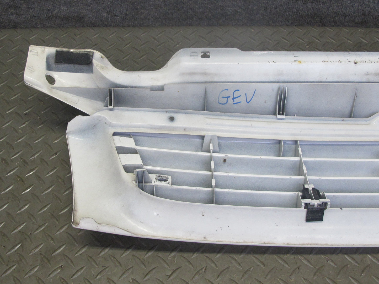 99-03 VW Eurovan T4 Front Radiator Upper Grille Arctic White w Emblem OEM