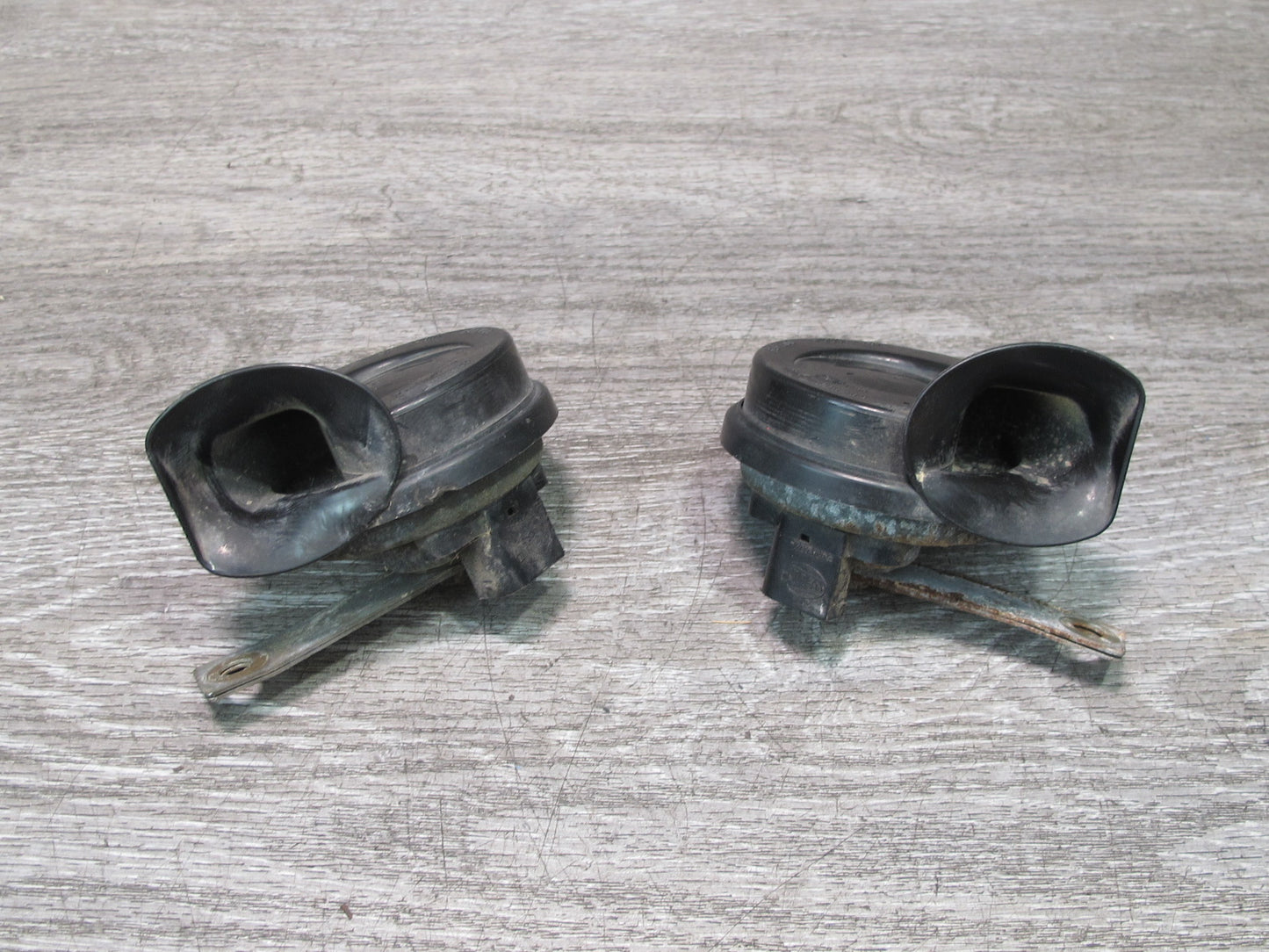 96-02 BMW E36/7 Z3 Set of 2 High & Low Tone Note Pitch Horn Signal OEM