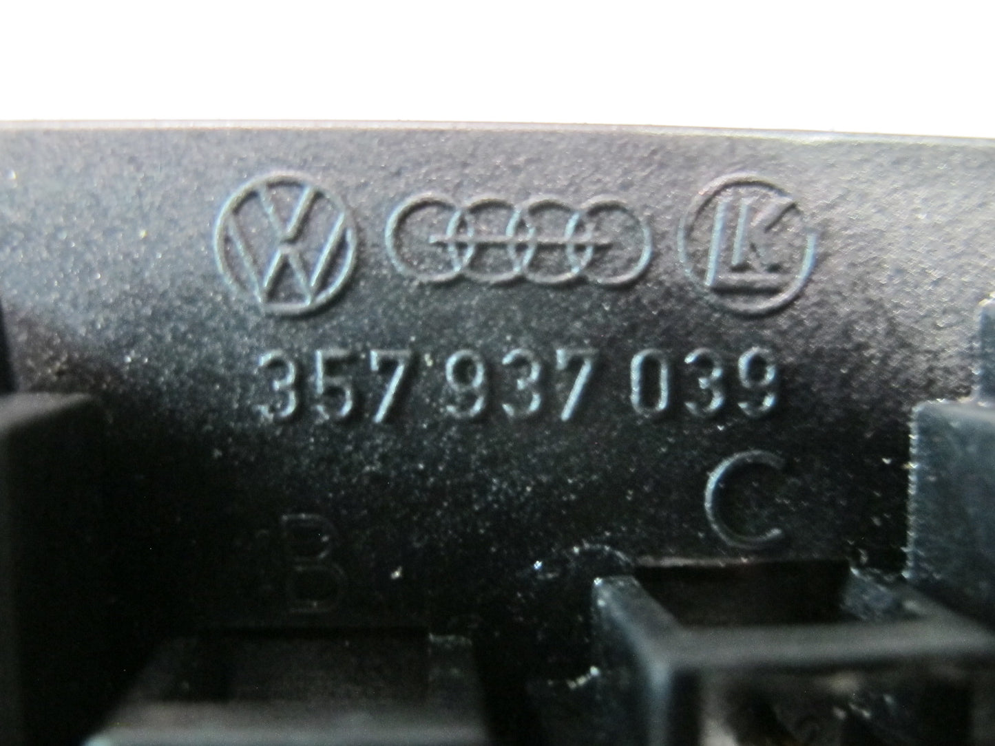 99-03 VW Eurovan T4 Fuse Relay Box Module 357937039 OEM