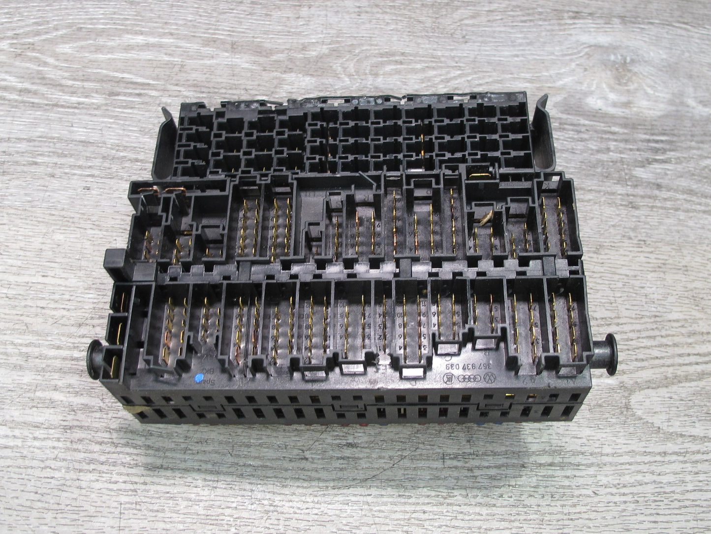 99-03 VW Eurovan T4 Fuse Relay Box Module 357937039 OEM
