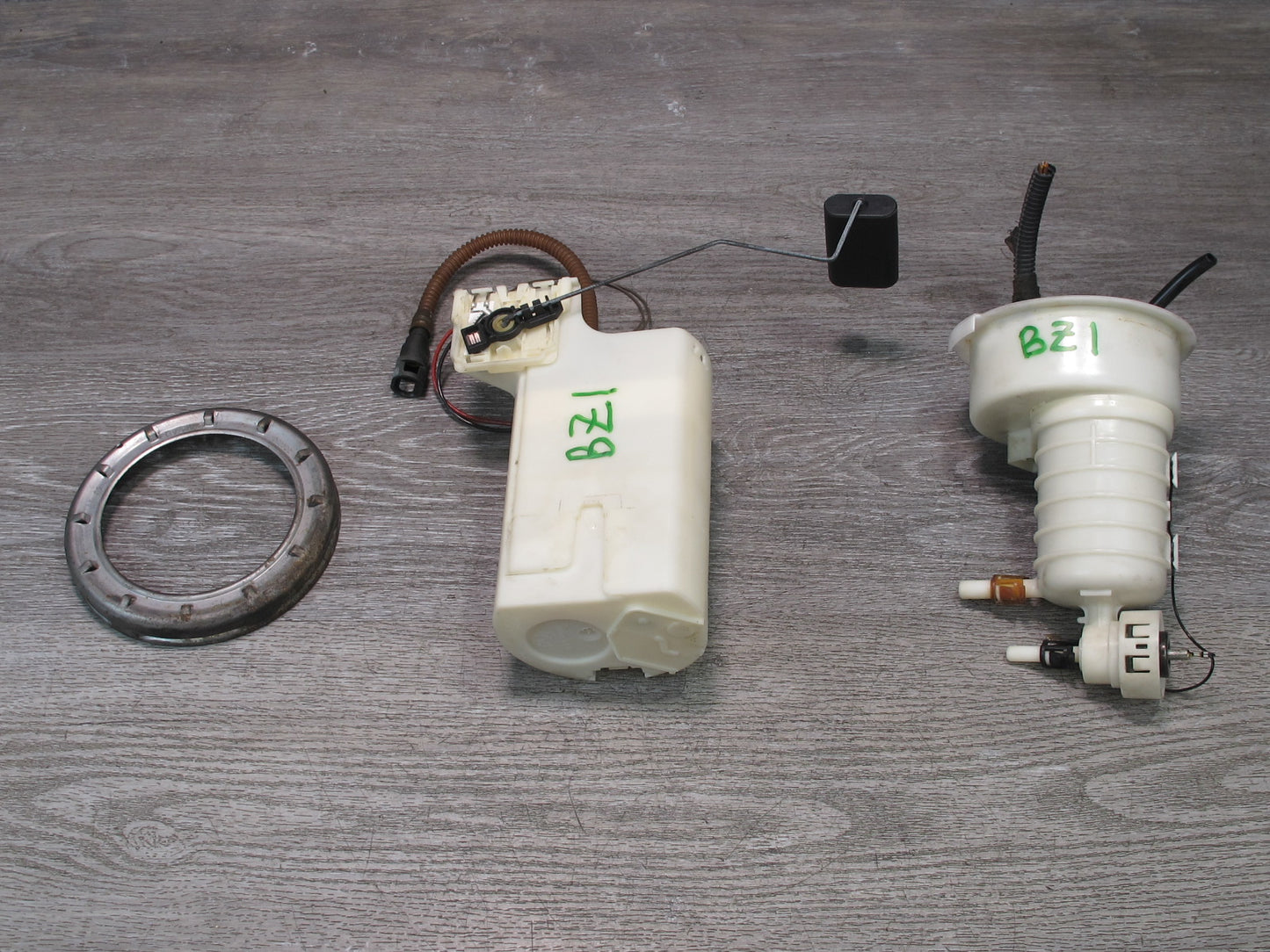 2003 BMW E85 Z4 M54 Fuel Pump Level Sensor w Fuel Pressure Regulator Set OEM