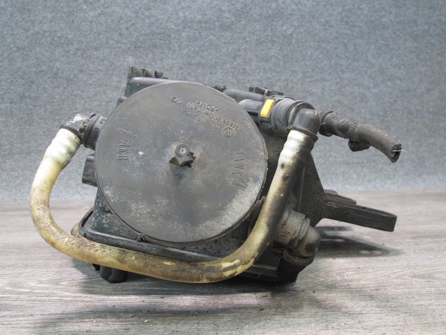 01-03 VW Eurovan T4 2.8L Fuel Evap Vapor Charcoal Canister 7D0201801E OEM