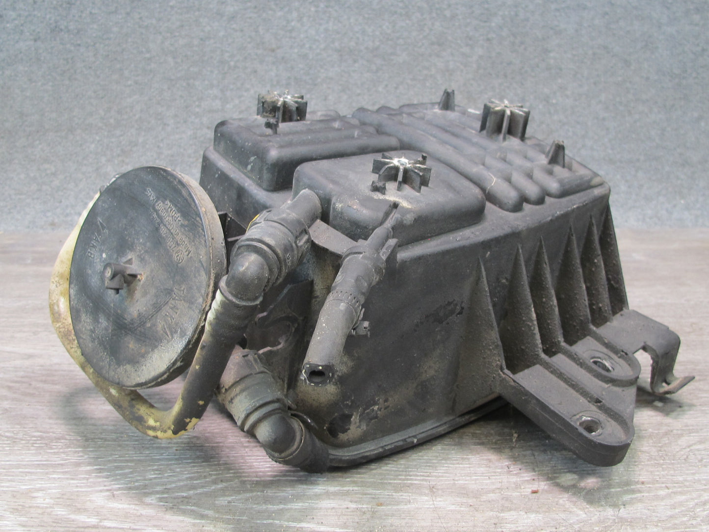 01-03 VW Eurovan T4 2.8L Fuel Evap Vapor Charcoal Canister 7D0201801E OEM