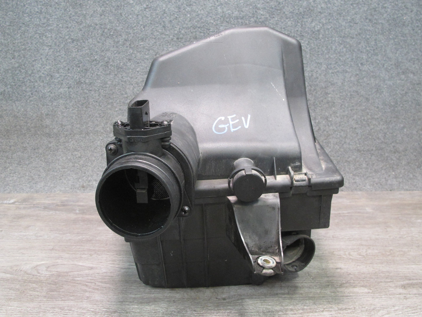99-01 VW Eurovan 2.8L Air Intake Cleaner Filter Box Assembly w MAF Sensor OEM