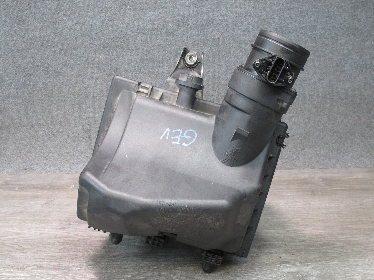 99-01 VW Eurovan 2.8L Air Intake Cleaner Filter Box Assembly w MAF Sensor OEM