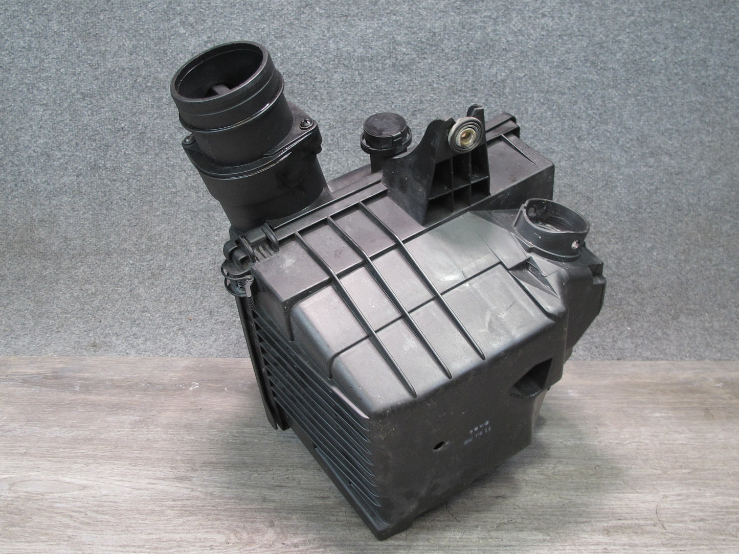 99-01 VW Eurovan 2.8L Air Intake Cleaner Filter Box Assembly w MAF Sensor OEM