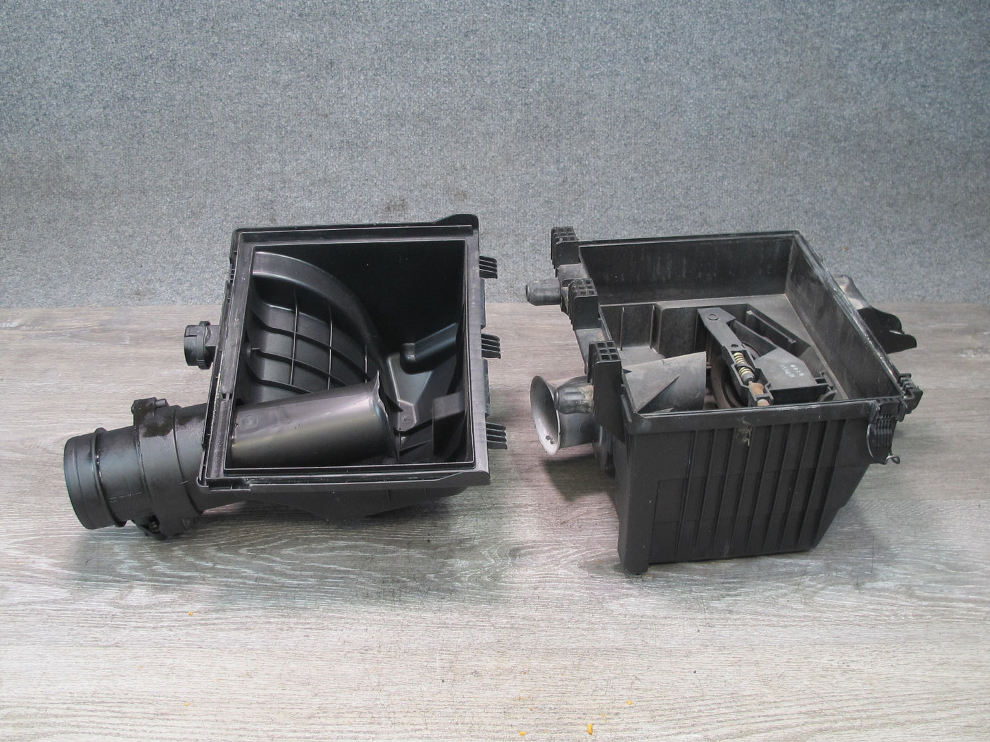 99-01 VW Eurovan 2.8L Air Intake Cleaner Filter Box Assembly w MAF Sensor OEM
