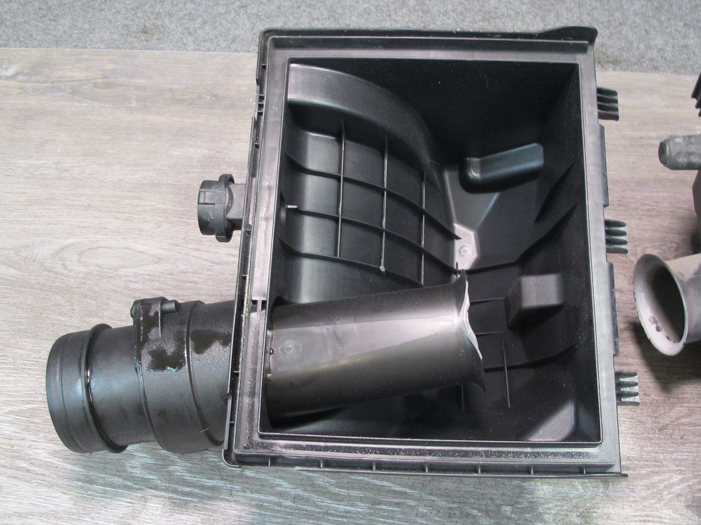 99-01 VW Eurovan 2.8L Air Intake Cleaner Filter Box Assembly w MAF Sensor OEM