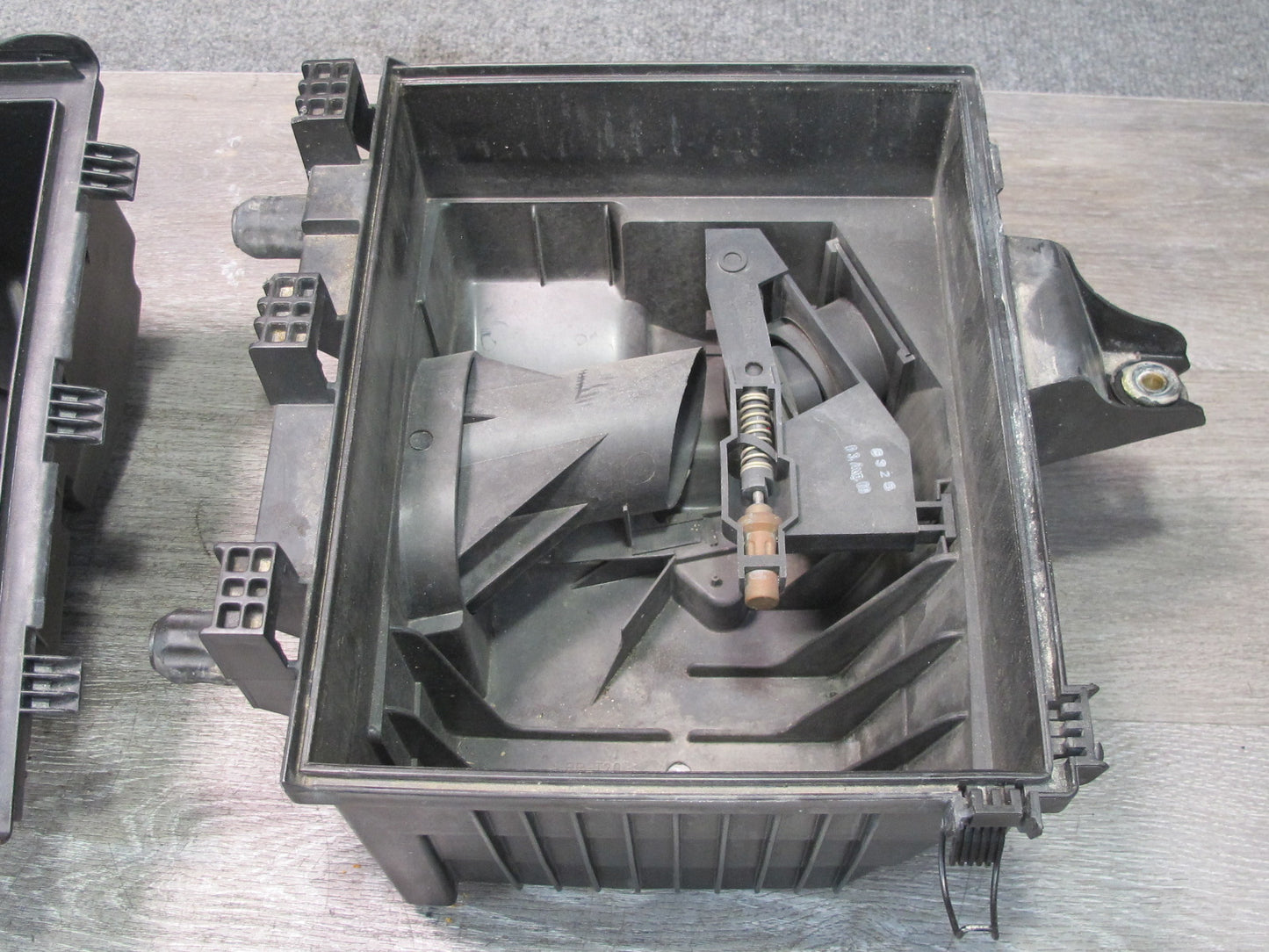 99-01 VW Eurovan 2.8L Air Intake Cleaner Filter Box Assembly w MAF Sensor OEM