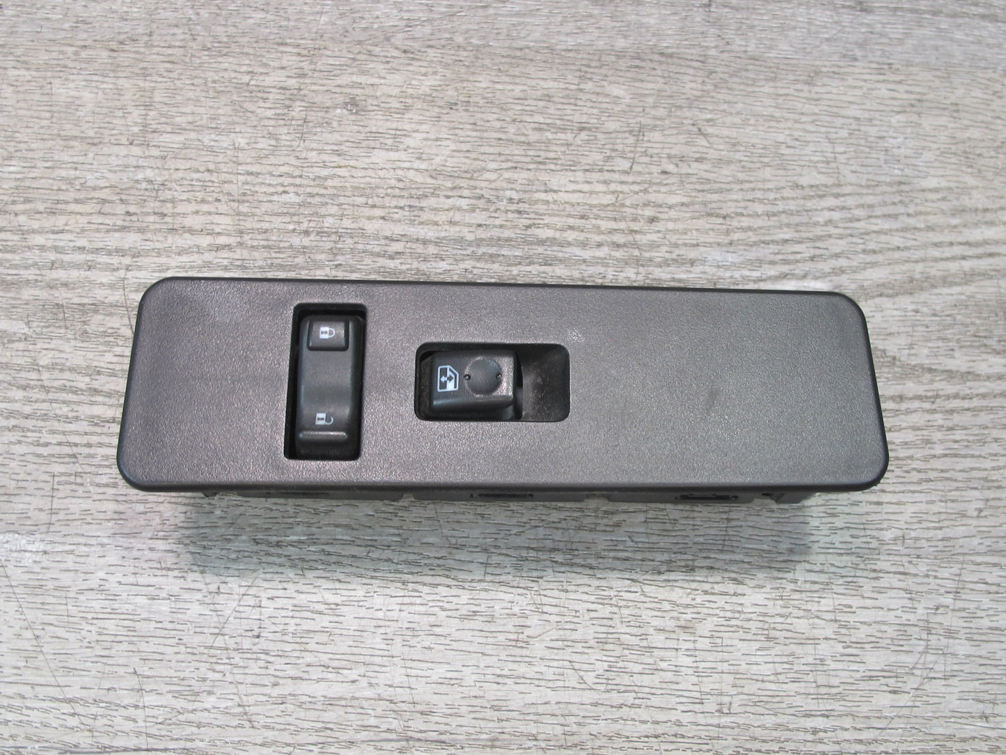 2005-2007 Hummer H2 Front Right Door Power Window Switch w Trim 15262336