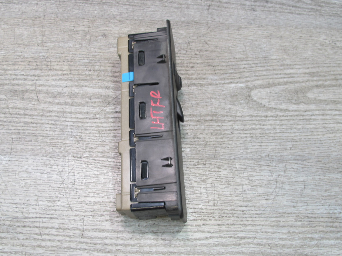 2005-2007 Hummer H2 Front Right Door Power Window Switch w Trim 15262336