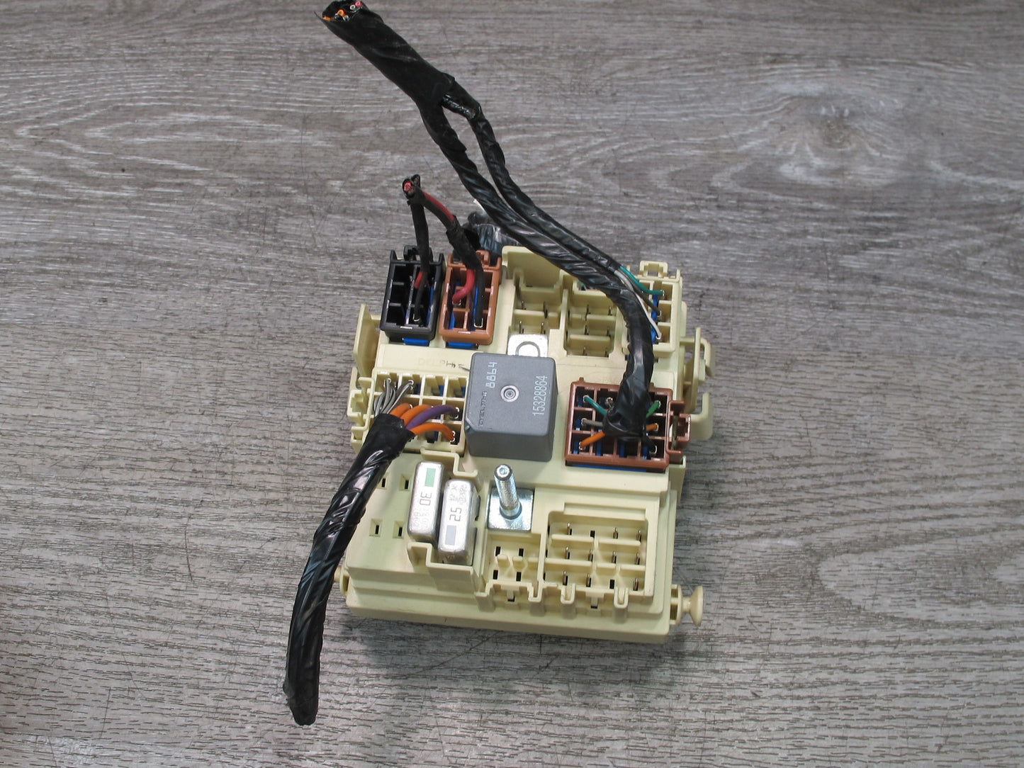 2003-2007 Hummer H2 Dashboard Fuse Relay Junction Box 15266958