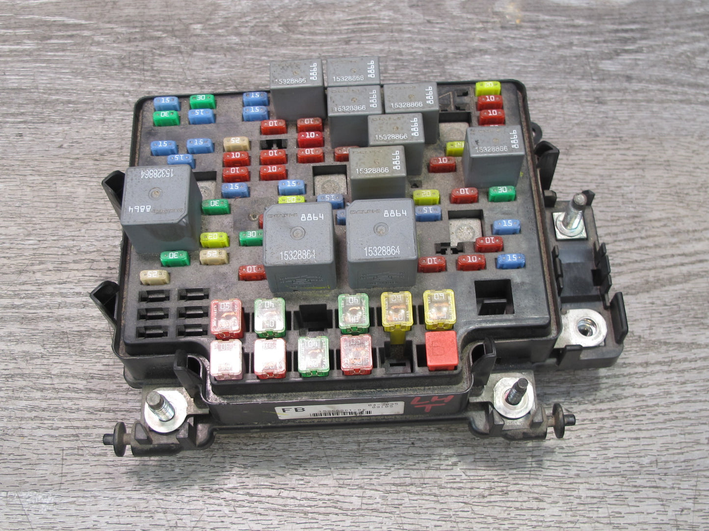 2004-2006 Hummer H2 Engine Fuse Relay Junction Box Block Assembly