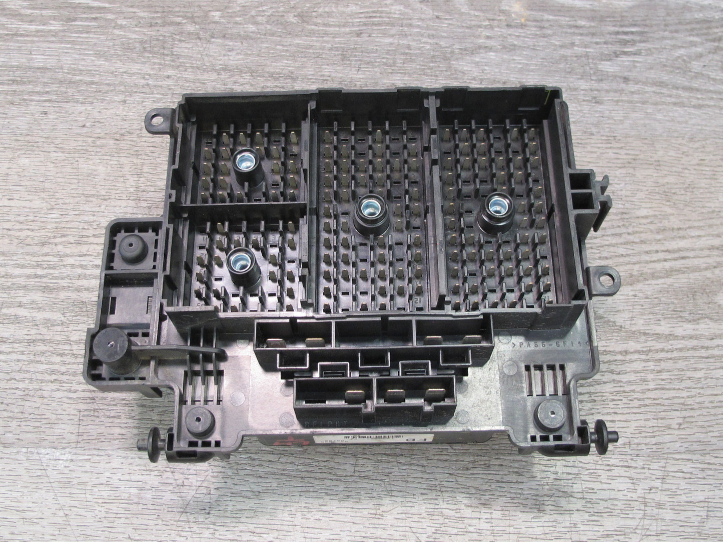 2004-2006 Hummer H2 Engine Fuse Relay Junction Box Block Assembly
