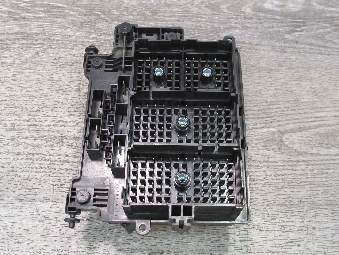2004-2006 Hummer H2 Engine Fuse Relay Junction Box Block Assembly
