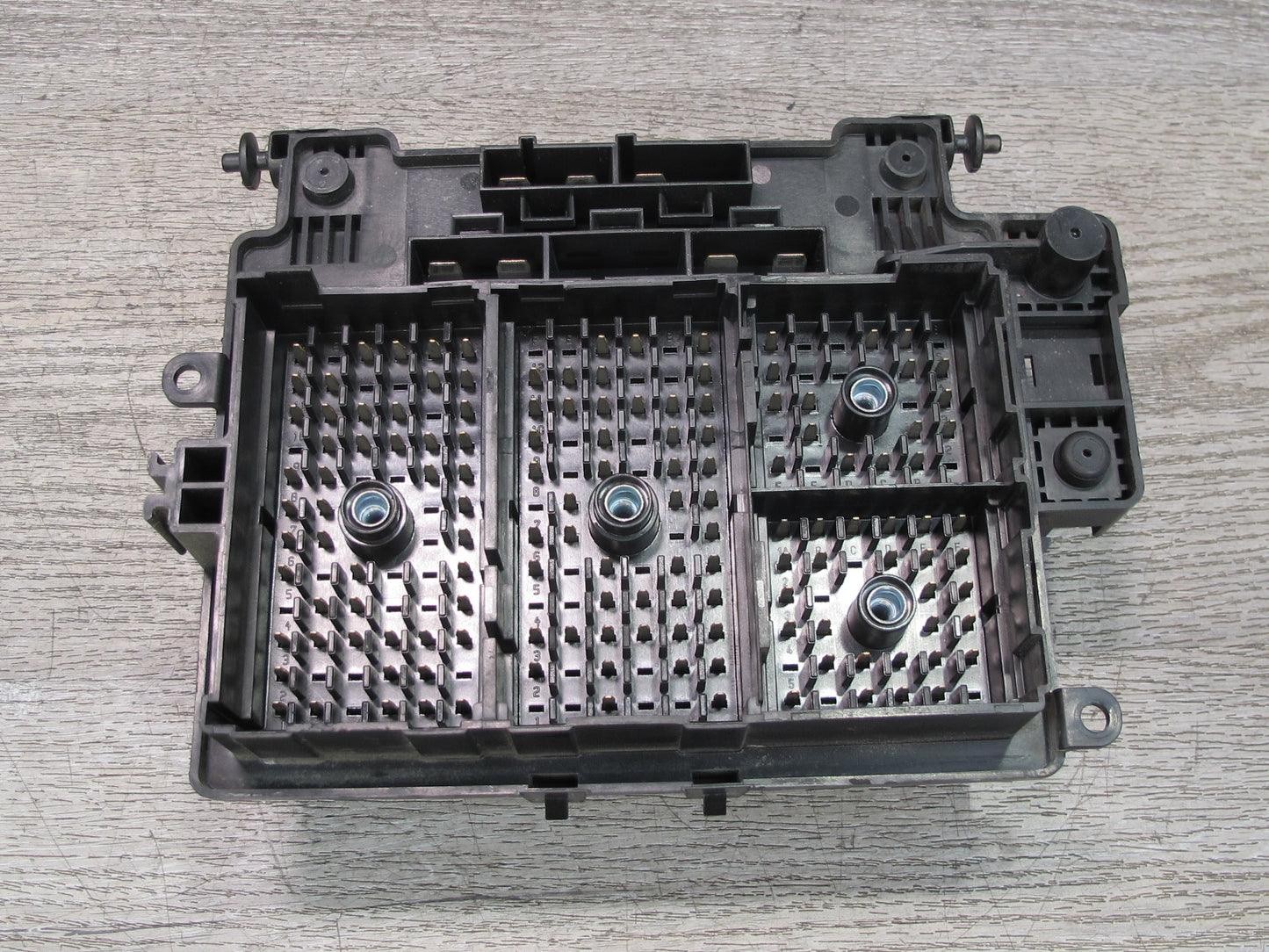 2004-2006 Hummer H2 Engine Fuse Relay Junction Box Block Assembly