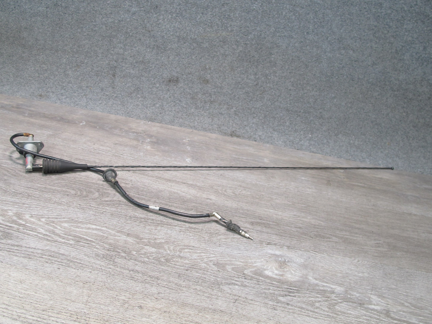 2003-2007 Hummer H2 Front Right Fender Radio Antenna