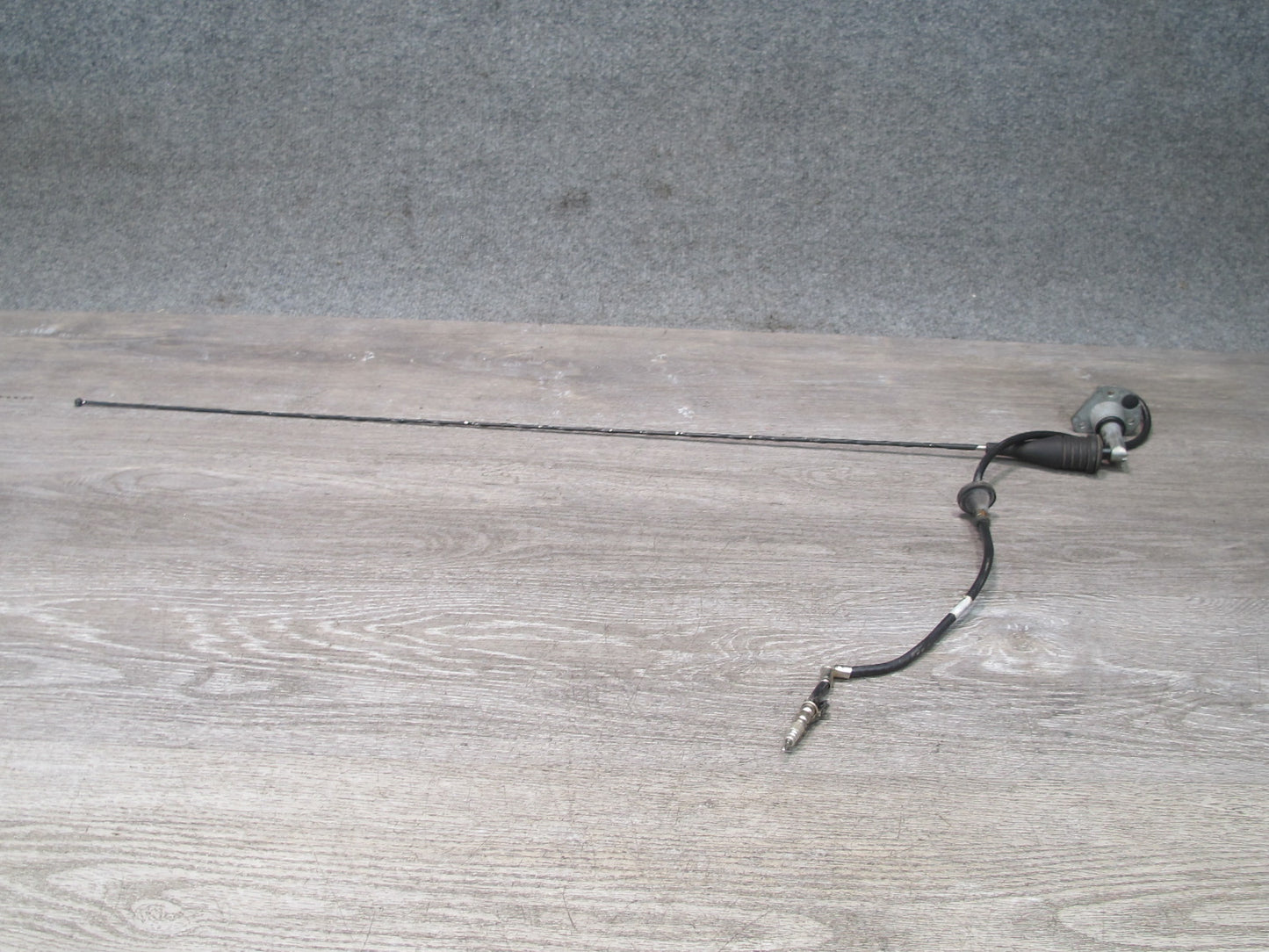 2003-2007 Hummer H2 Front Right Fender Radio Antenna