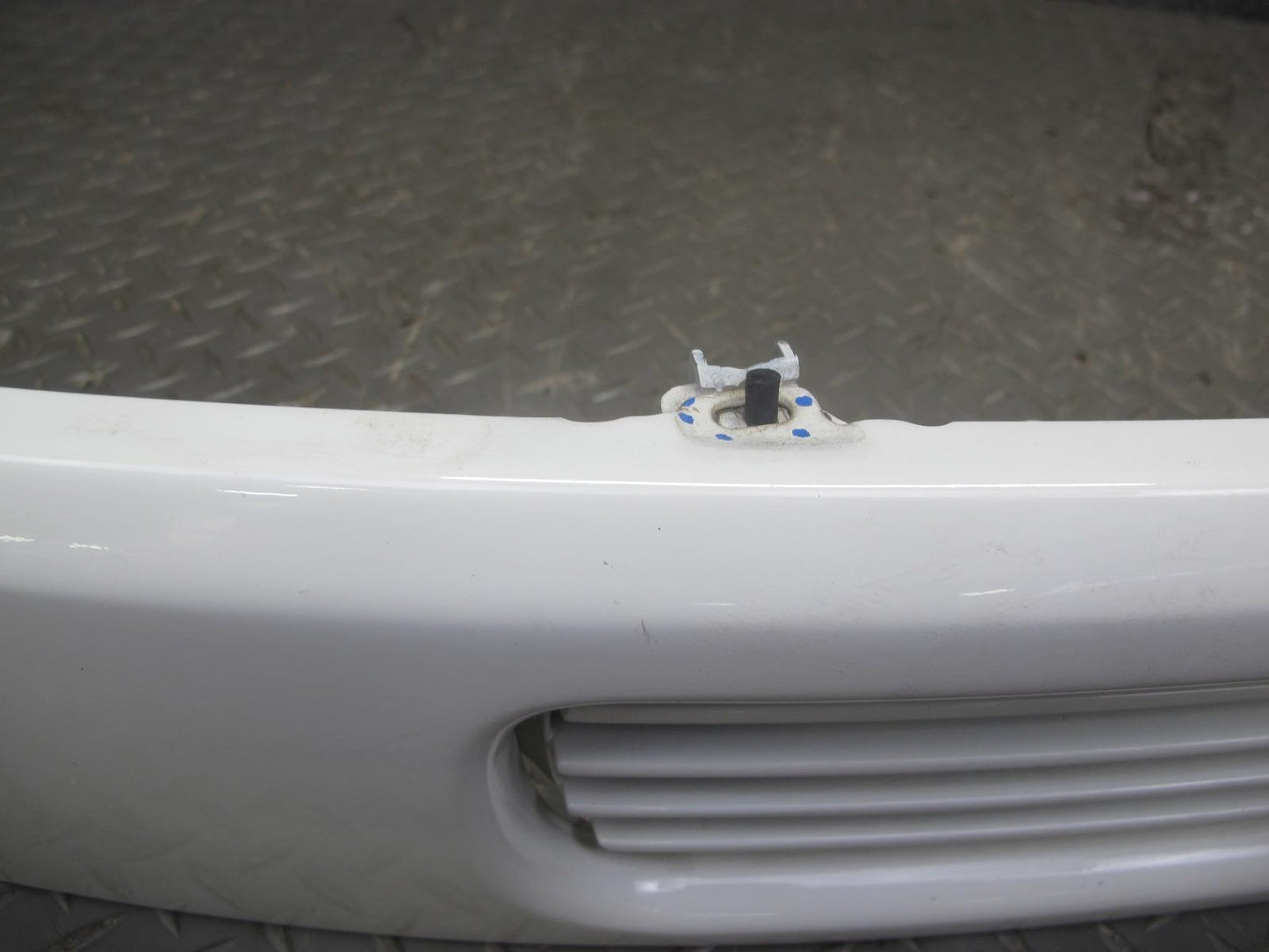97-03 VW Eurovan T4 Front Radiator Center Lower Grille Arctic White OEM