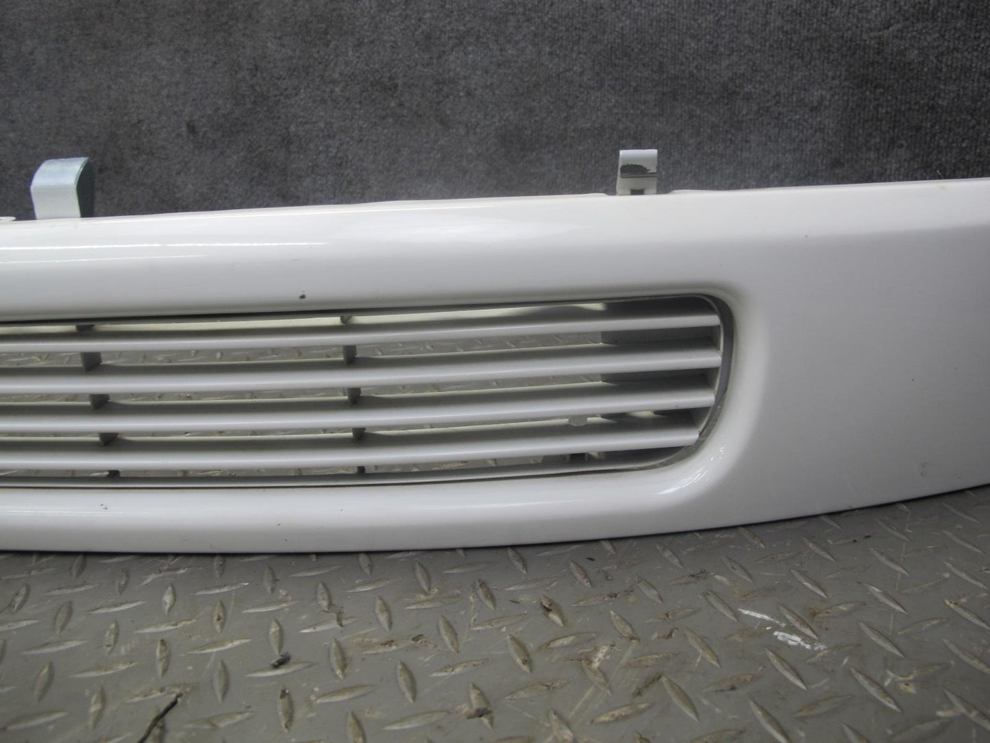 97-03 VW Eurovan T4 Front Radiator Center Lower Grille Arctic White OEM