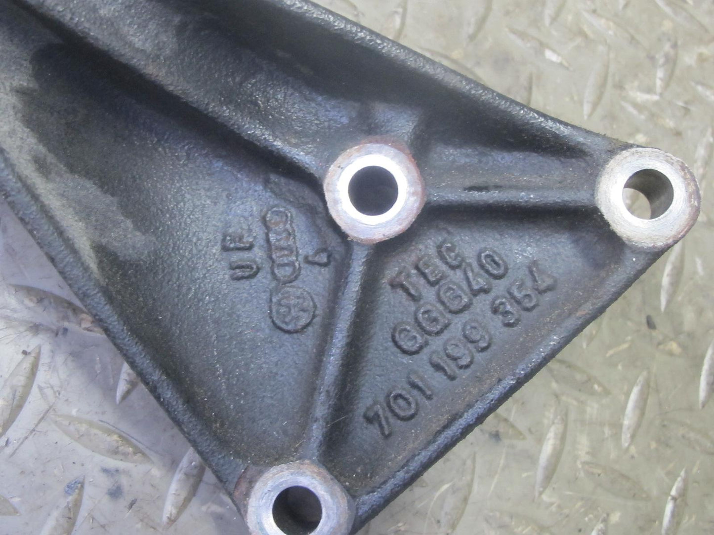 97-03 VW Eurovan T4 A/T Automatic Transmission Mount Bracket 701199354 OEM