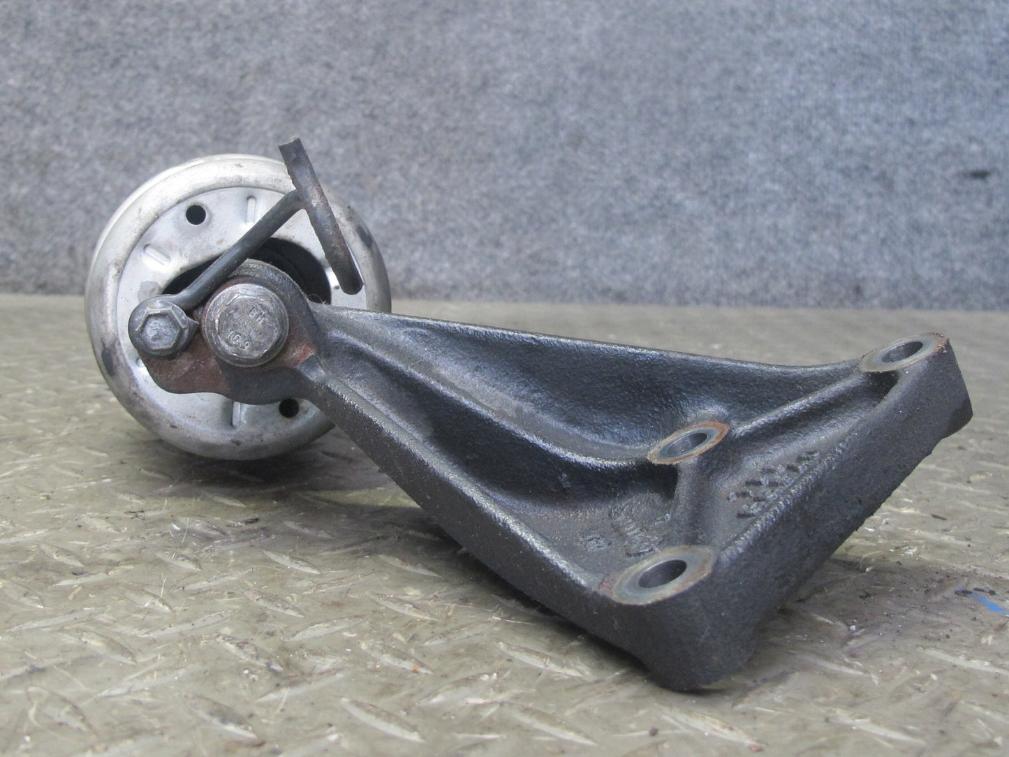 97-03 VW Eurovan T4 A/T Automatic Transmission Mount Bracket 701199354 OEM