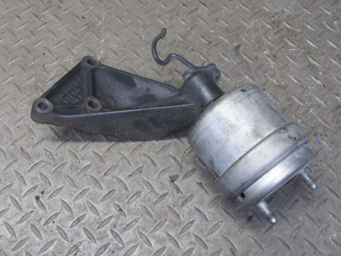 97-03 VW Eurovan T4 A/T Automatic Transmission Mount Bracket 701199354 OEM