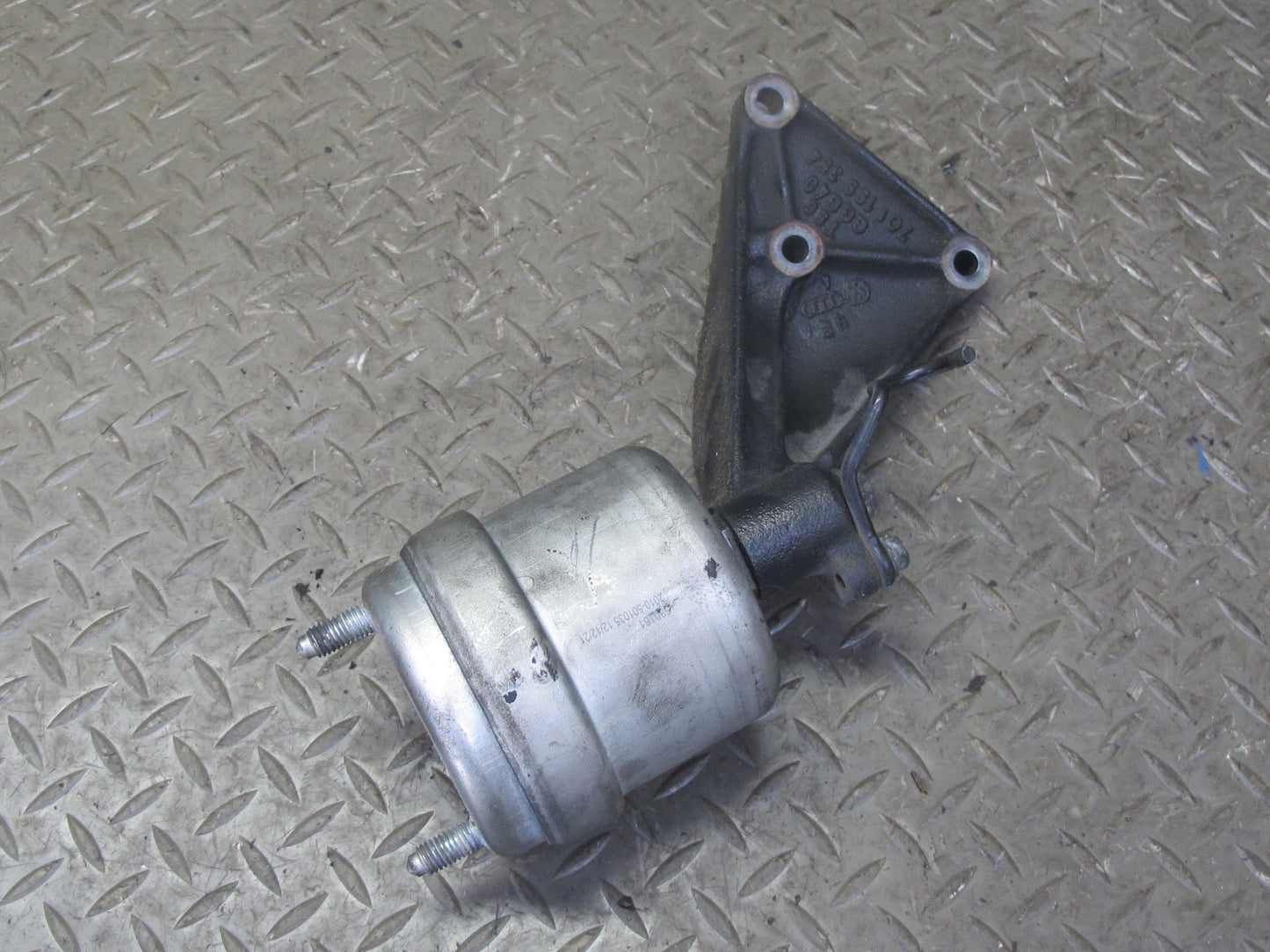 97-03 VW Eurovan T4 A/T Automatic Transmission Mount Bracket 701199354 OEM