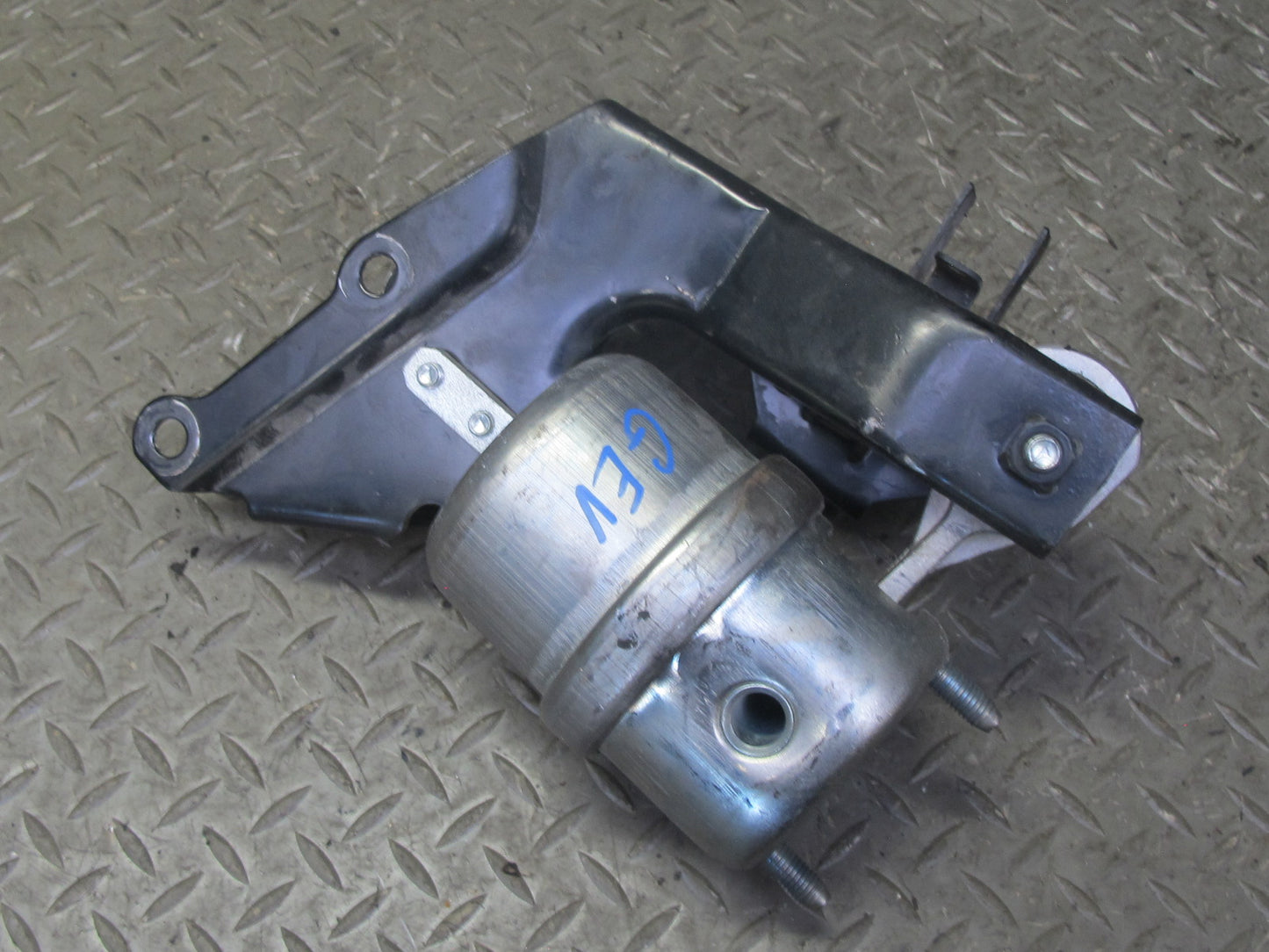 97-03 VW Eurovan T4 A/T Automatic Transmission Mount Bracket Support OEM