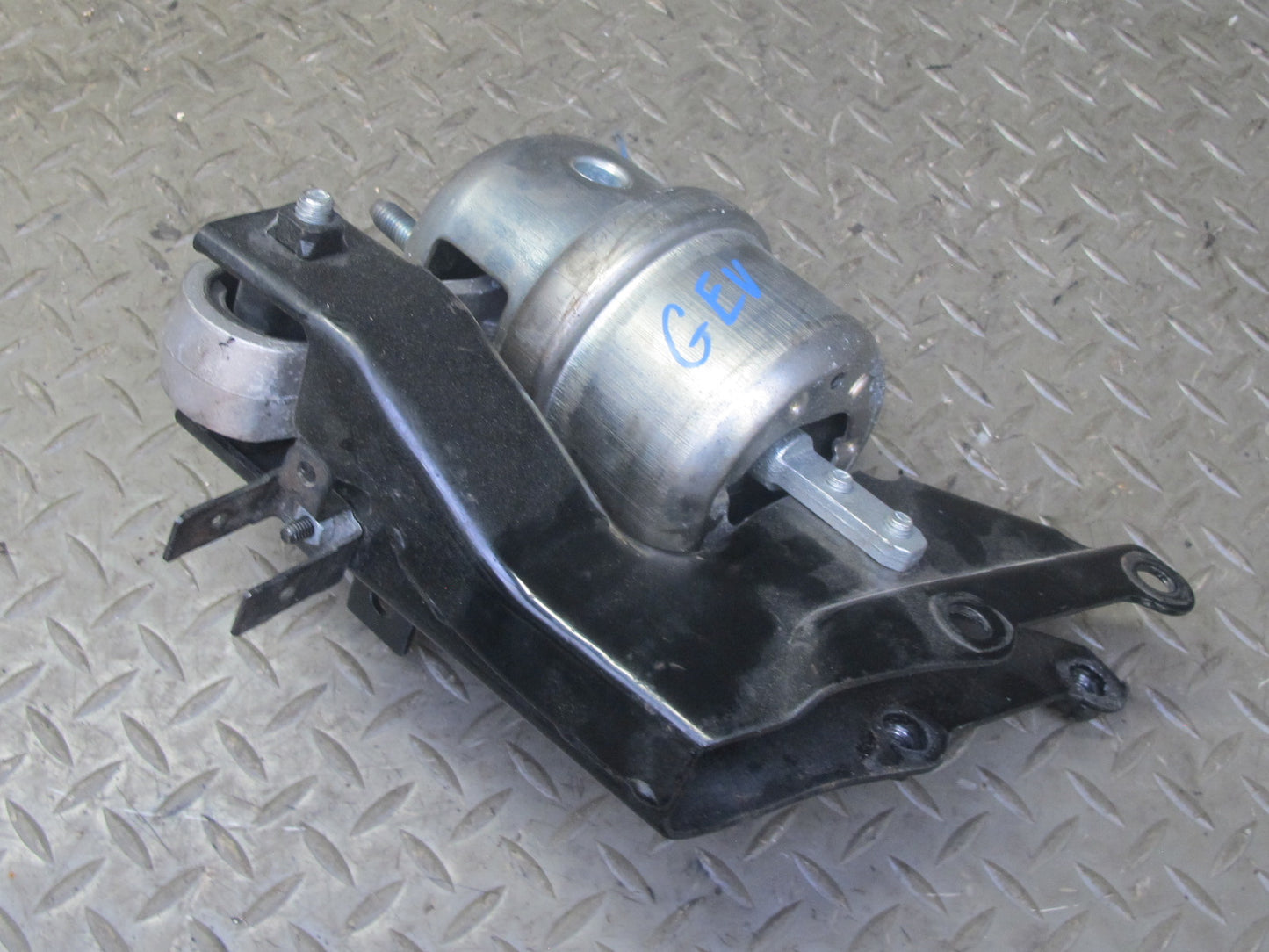 97-03 VW Eurovan T4 A/T Automatic Transmission Mount Bracket Support OEM