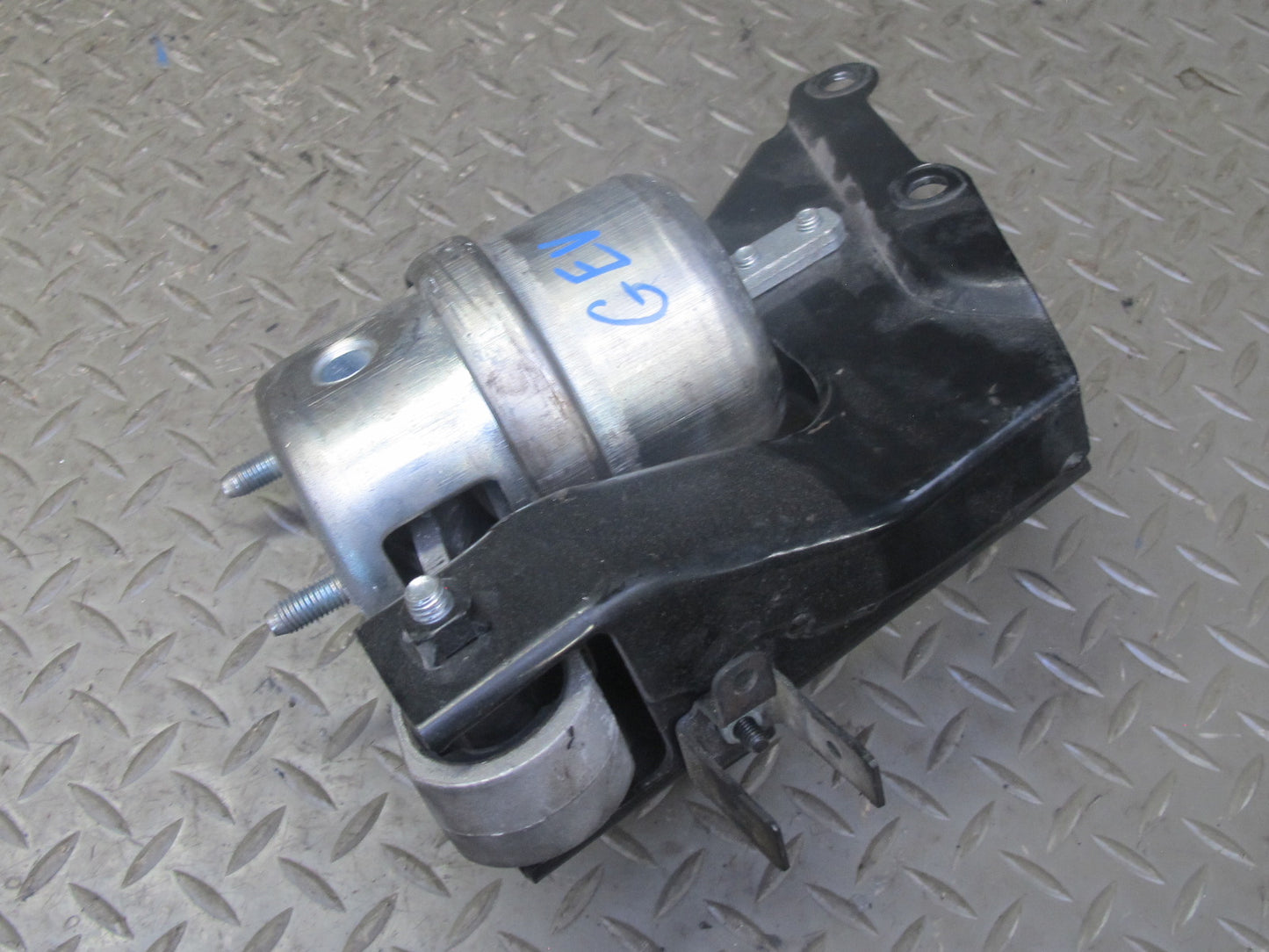 97-03 VW Eurovan T4 A/T Automatic Transmission Mount Bracket Support OEM