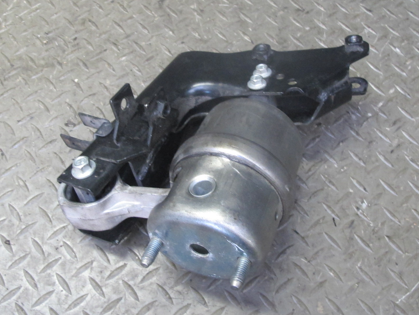 97-03 VW Eurovan T4 A/T Automatic Transmission Mount Bracket Support OEM