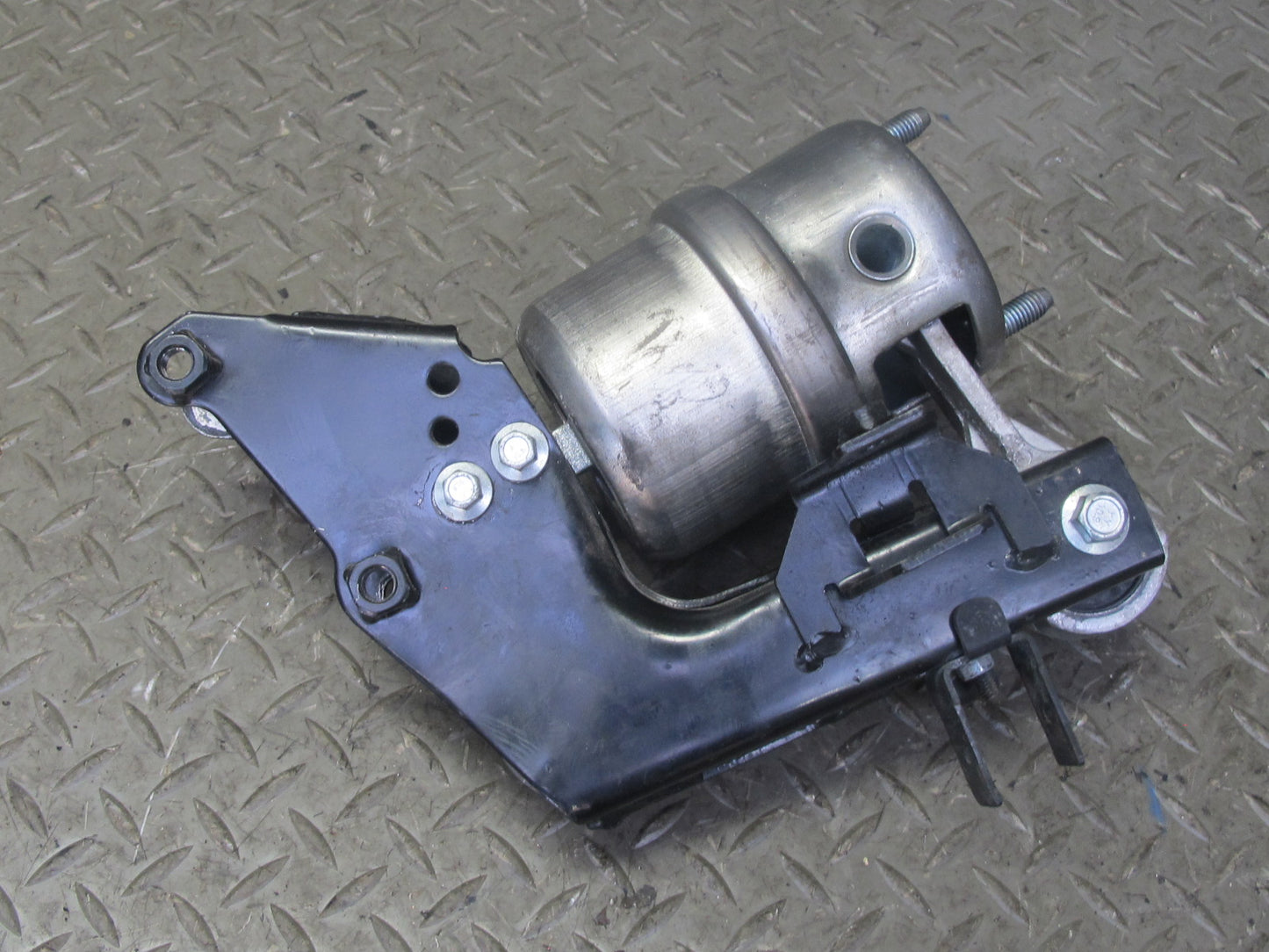 97-03 VW Eurovan T4 A/T Automatic Transmission Mount Bracket Support OEM