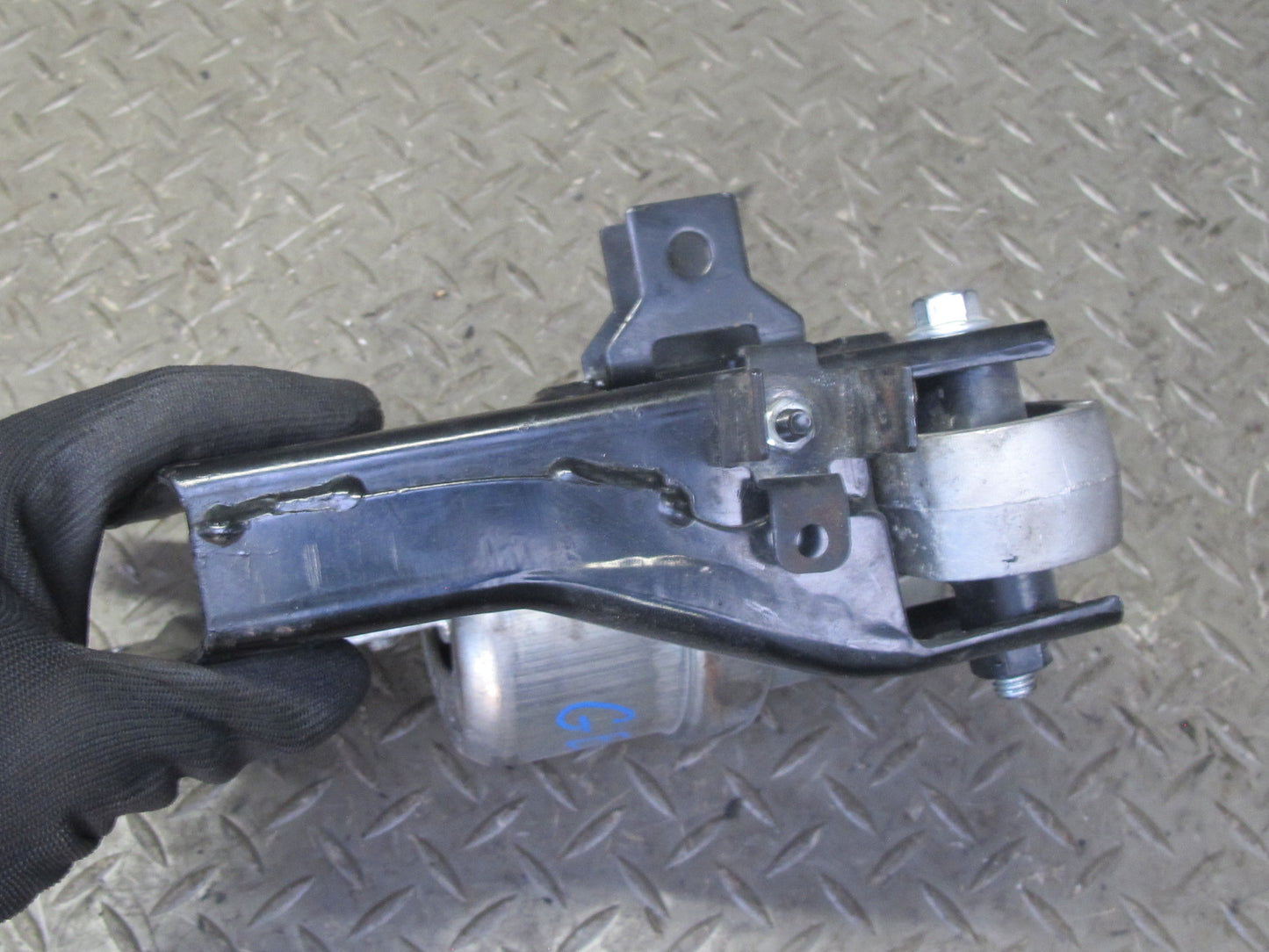 97-03 VW Eurovan T4 A/T Automatic Transmission Mount Bracket Support OEM