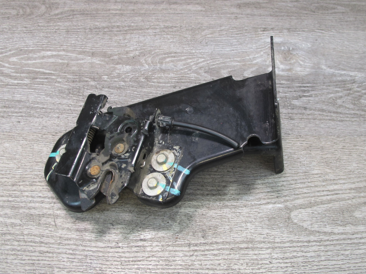 2003-2007 Hummer H2 Front Hood Bonnet Lock Latch w Bracket 15172382