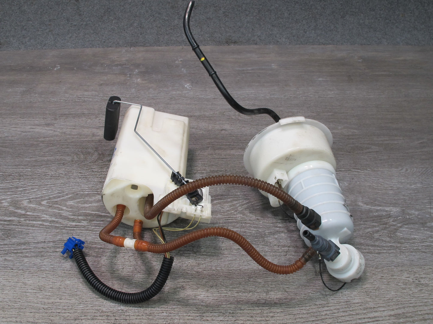 07-08 BMW E85 Z4 N52 3.0L Fuel Pump Level Sensor w Pressure Regulator Set OEM