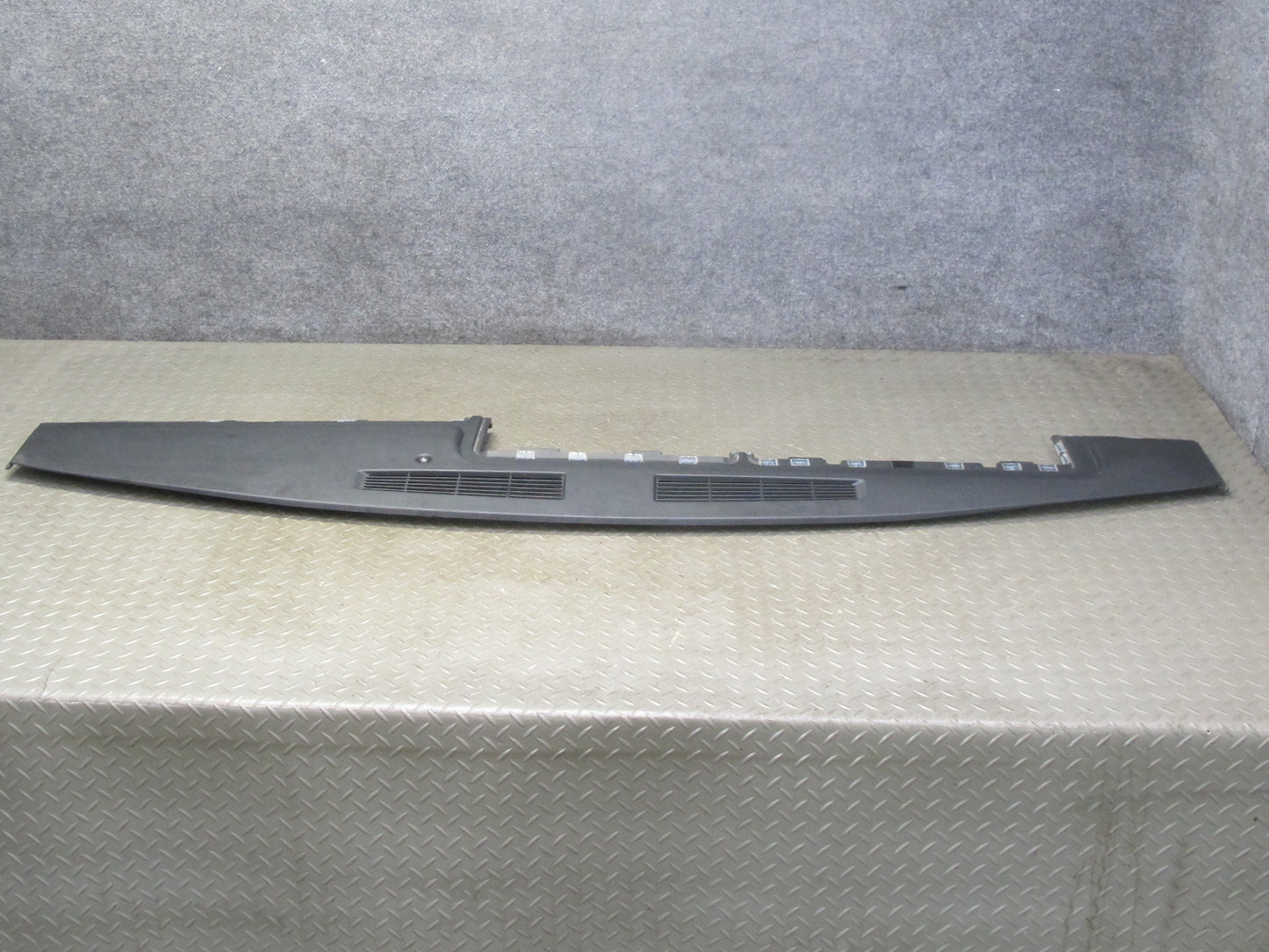 2003-2007 Hummer H2 Dash Upper Defrost Air Vent Grille Trim Panel 15102556