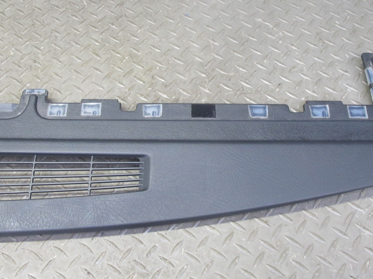 2003-2007 Hummer H2 Dash Upper Defrost Air Vent Grille Trim Panel 15102556