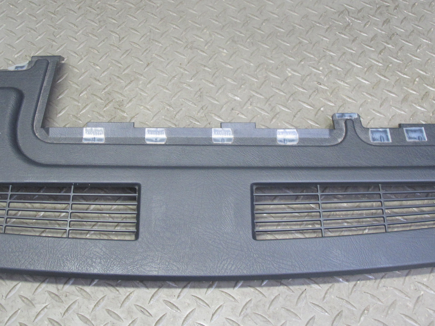 2003-2007 Hummer H2 Dash Upper Defrost Air Vent Grille Trim Panel 15102556